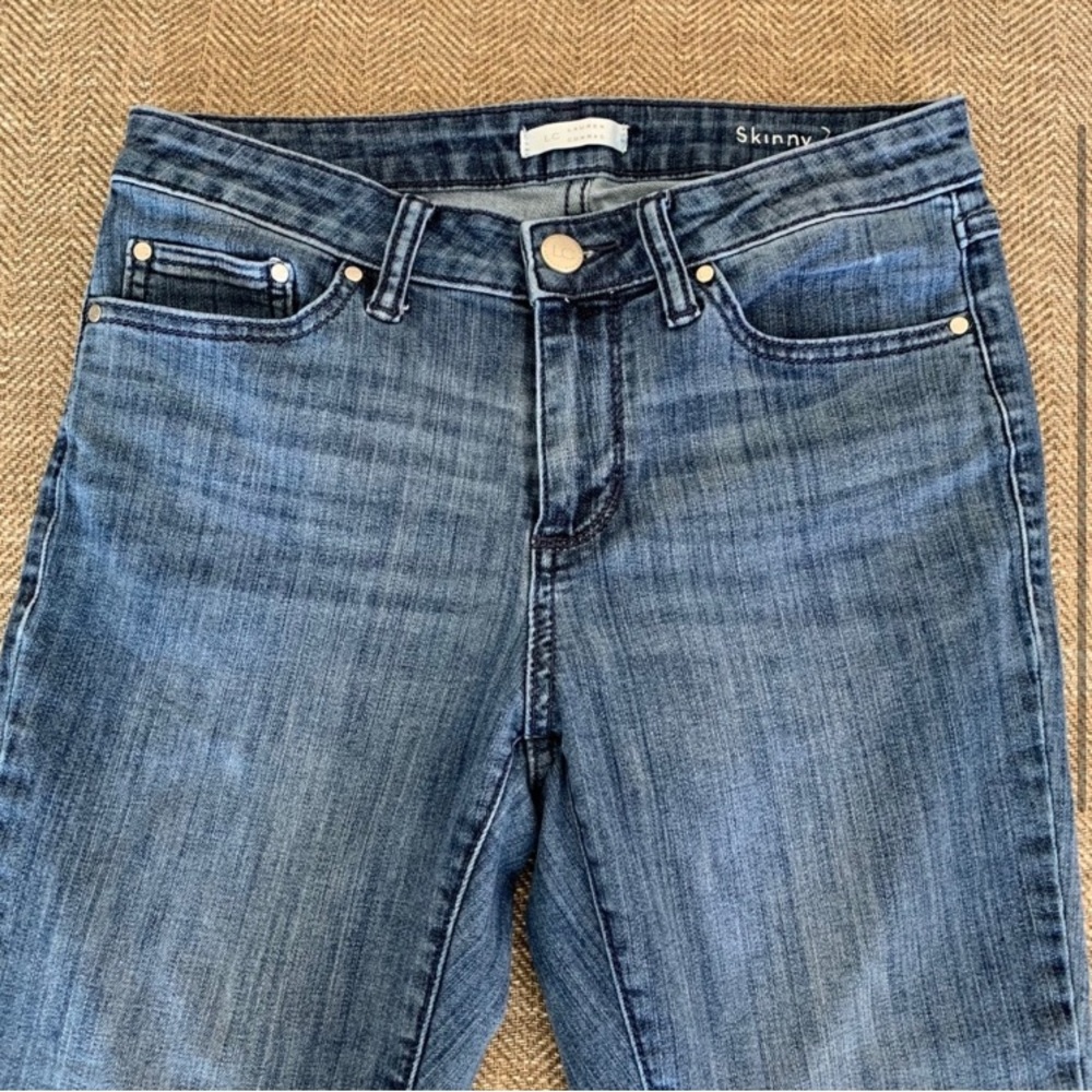 Excellent Preowned Condition Lauren Conrad Skinny Capri Jeans Size 28. Very cute